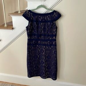 Adrianna Papell / Lace Dress